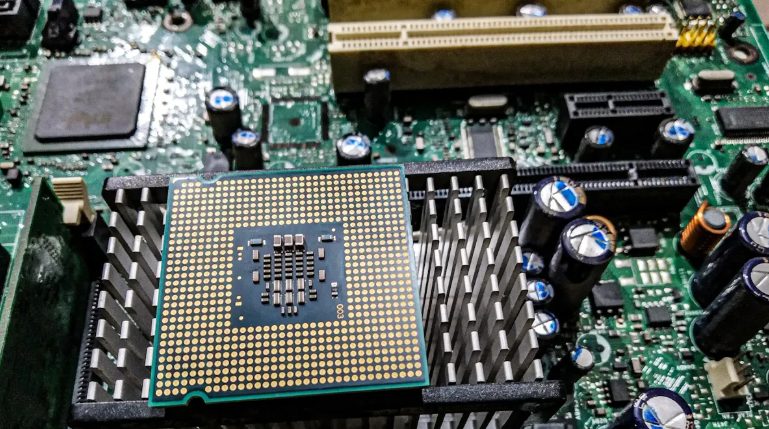 展示 CPU 编排、检索、内存流动与 AI 智能体服务器工作负载路径的示意图