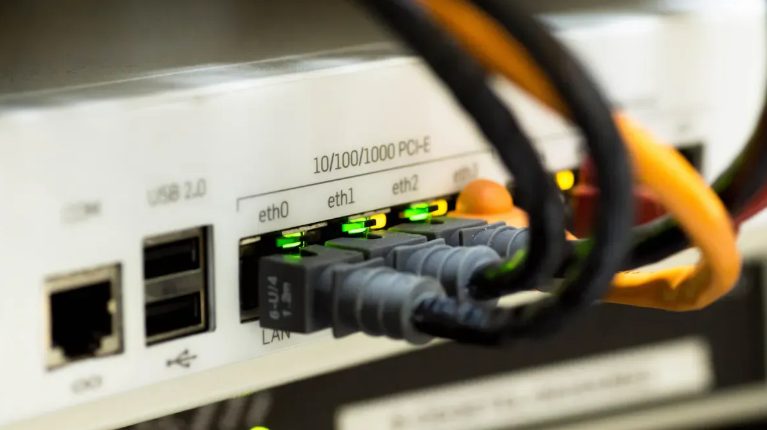 LLM 微调期间服务器稳定性示意图