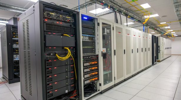 日本服务器租用基础设施中的多GPU训练负载均衡架构示意图